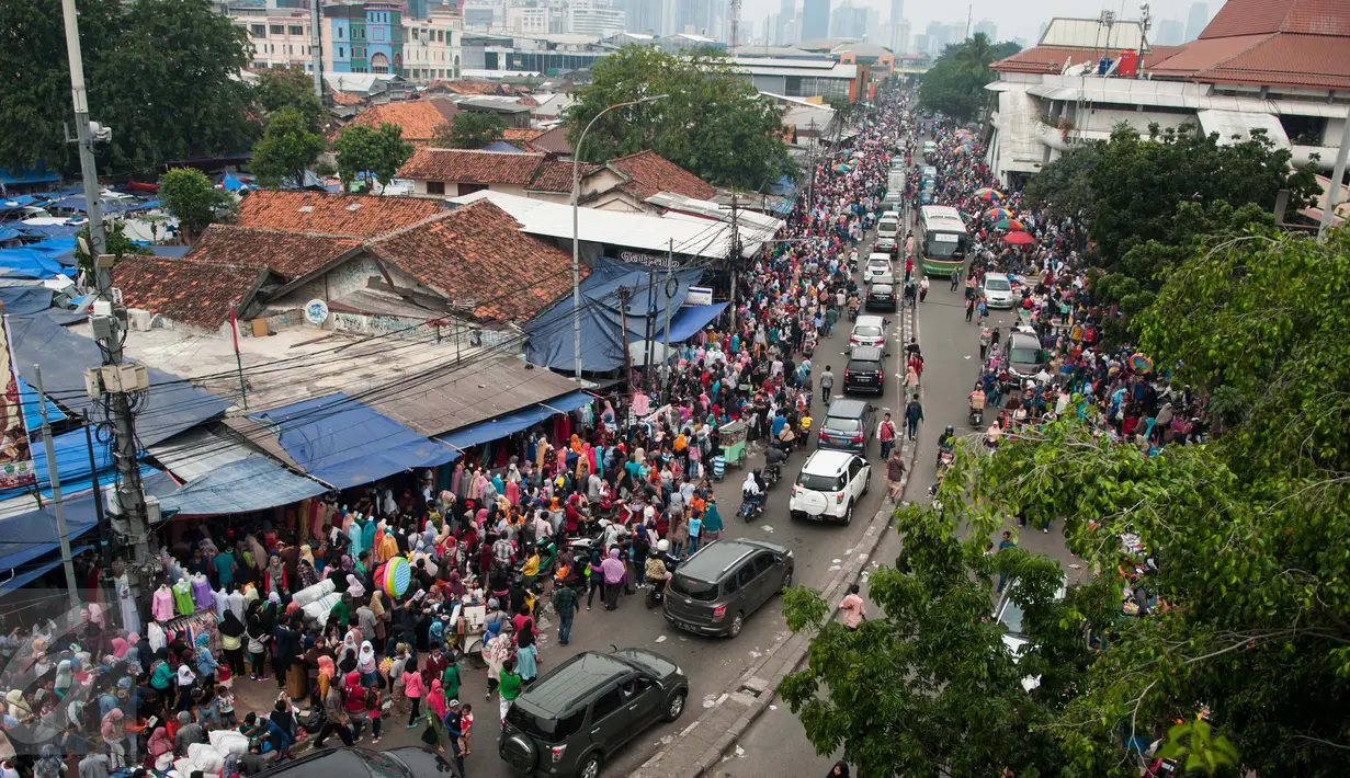 Sejumlah pedagang kaki lima (PKL) berjualan di trotoar Jalan Jati Baru, kawasan Tanah Abang, Jakarta, Kamis (11/5). Keberadaan pedagang yang berjualan menganggu akses pejalan kaki dan kendaraan yang melintas di kawasan itu. (Liputan6.com/Gempur M Surya)