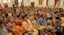 Sejumlah Gubernur, Bupati dan Walikota menghadiri raker dengan Presiden di Istana Negara, Jakarta, Rabu (21/10/2015). Raker membahas Pilkada Langsung 2015, serapan anggaran di daerah dan dana desa. (Liputan6.com/Faizal Fanani)