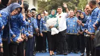 Wali Kota Kediri Abu Bakar dan istri berpamitan kepada ASN Kota Kediri.(kedirikota.go.id)