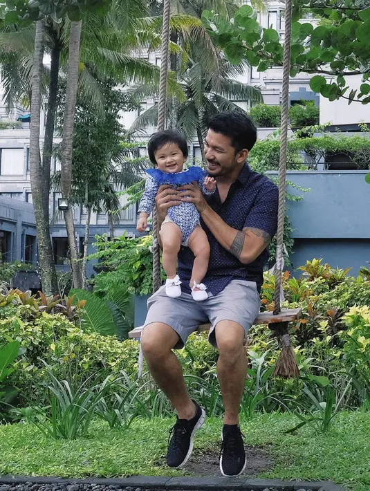 Semenjak adanya Salma, nampaknya popularitas ayah dan ibunya perlahan akan tergantikan. Pasalnya, wajah balita perempuan ini sangat menggemaskan dan menarik perhatian publik. (Instagram/riodewanto)