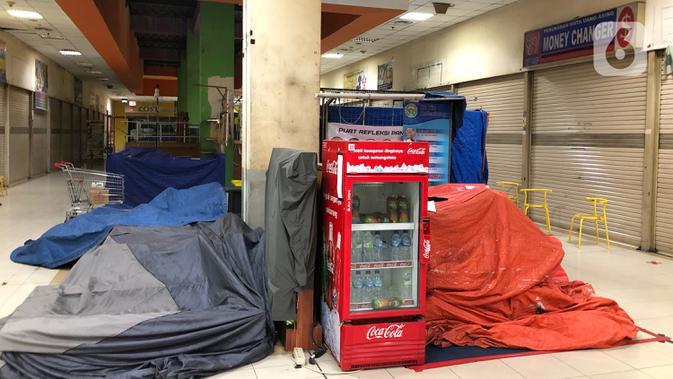 Sejumlah kios terlihat tutup di salah satu pusat perbelanjaan di kawasan Depok, Jawa Barat, Kamis (4/6/2020). Pembukaan sejumlah mal di Depok akan dilakukan pada 16 Juni 2020, meski PSBB Depok berakhir pada hari ini. (Liputan6.com/Immanuel Antonius)