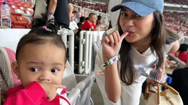 Azizah Salsha Serba Putih  saat Menyaksikan Timnas Indonesia vs Arab.