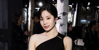 Dahyun tampil mengenakan dress hitam cut out one shoulder. (@dahhyunnee)
