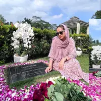 Bunga Citra Lestari alias BCL saat mengunjungi makam mendiang suaminya, Ashraf Sinclair sambil ditemani putranya, Noah Sinclair di tahun ketiga. (Instagram @bclsinclair)