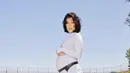 Istri Travis Barker ini tampil dengan jumpsuit ketat warna baby bump serta halter neck nya. Dipadukan sandal putihnya.  @kourtneykardash
