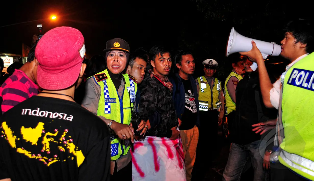 Mahasiswa dari Keluarga Mahasiswa Institut Ilmu Sosial dan Ilmu Politik Jakarta (KM IISIP) menggelar demonstrasi di depan kampus IISIP Jakarta, Rabu (20/5). Sejumlah petugas kepolisian tampak berusaha membubarkan aksi tersebut. (Liputan6.com/Yoppy Renato)