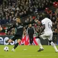 Striker Real Madrid, Cristiano Ronaldo, melepaskan tendangan ke gawang Tottenham Hotspur pada Liga Champions di Stadion Wembley, London, Rabu (1/11/2017). Tottenham Hotspur menang 3-1 atas Real Madrid. (AP/Frank Augstein)