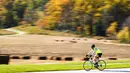 Seorang pengendara sepeda melewati Taman Sejarah Nasional Valley Forge sore musim gugur, Valley Forge, Pennsylvania, Amerika Serikat, 1 November 2021. Musim gugur umumnya terjadi sekitar bulan Agustus hingga Oktober. (AP Photo/Matt Rourke)
