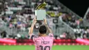 Penyerang Inter Miami asal Argentina, Lionel Messi, berpose dengan trofi MLS Golden Boot menjelang pertandingan playoff Major League Soccer (MLS) melawan Nashville SC di Chase Stadium, Fort Lauderdale, Florida, Amerika Serikat pada 24 Oktober 2025 waktu setempat atau Sabtu (25/10/2025) pagi WIB. (CHANDAN KHANNA/AFP)