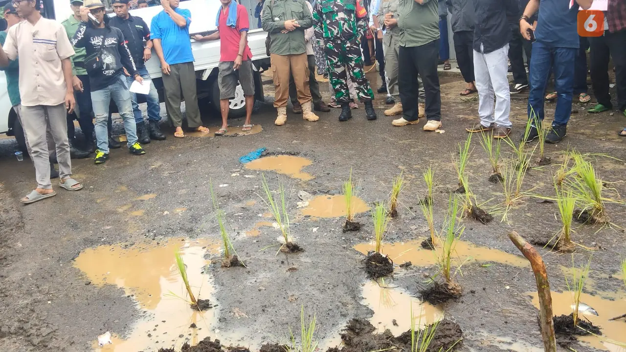 Warga Jampangtengah Kabupaten Sukabumi melakukan aksi unjuk rasa di ruas Jalan Raya Bojonglopang-Cimerang (Liputan6.com/Istimewa)