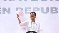 Jokowi dalam acara penyerahan sertifikat tanah di Balikpapan
