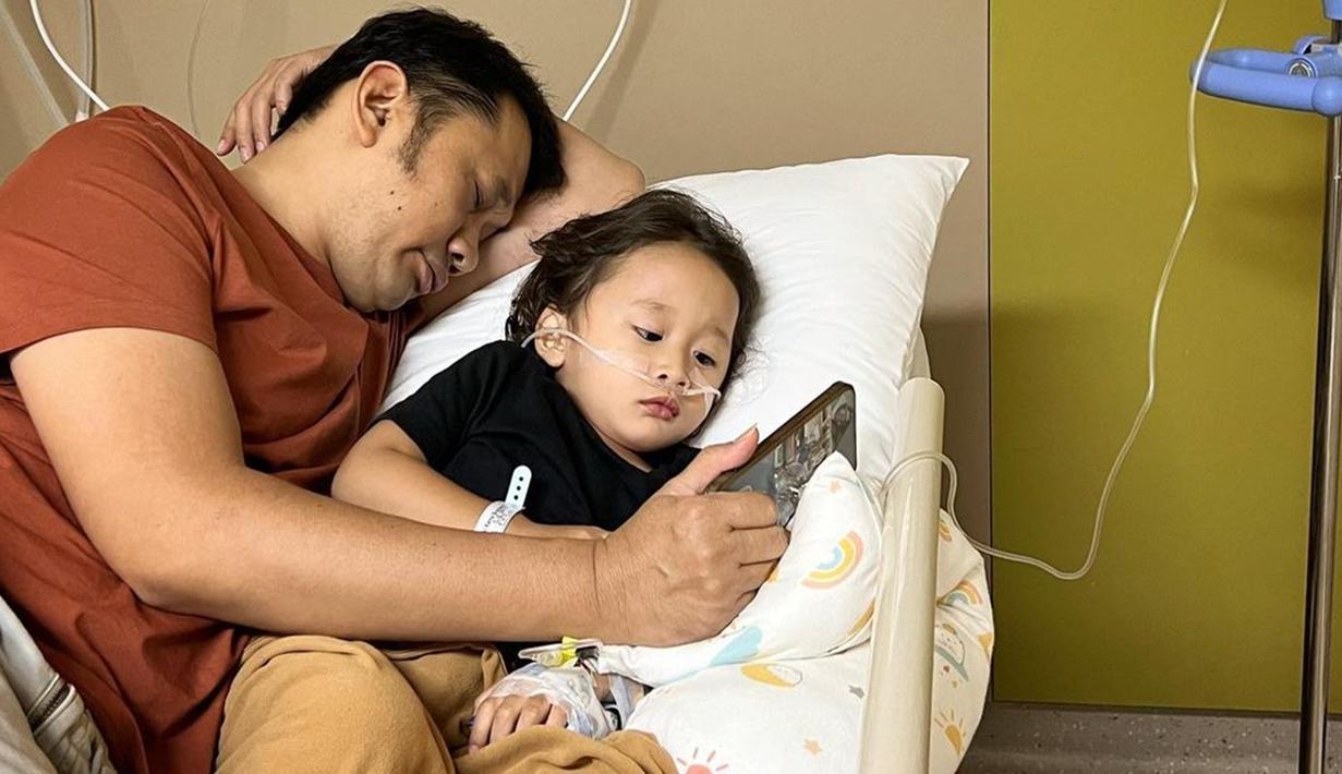 Sebelumnya, Kaba dikabarkan masuk ke rumah sakit hingga mengidap rhinovirus atau enterovirus dan harus menjalani perawatan di ruang ICU. Tak berselang lama, Kama juga dilarikan ke UGD karena mengalami batuk dan pilik hingga membuatnya sesak di bagian dada. (Liputan6.com/IG/@zaskiadyamecca)