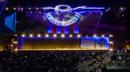 Foto udara memperlihatkan warga menonton pertunjukan di kota kuno Tangqi, Distrik Yuhang, Hangzhou, Provinsi Zhejiang, China, 14 Agustus 2020. Beragam acara digelar setiap Selasa-Sabtu malam guna menambah pilihan kegiatan warga di waktu senggang dan mendongkrak perekonomian lokal. (Xinhua/Xu Yu)