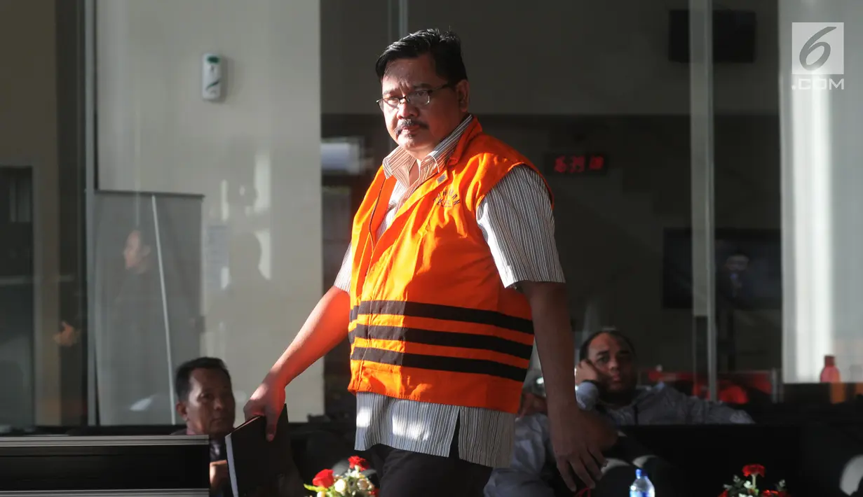 Kepala Dinas PU Kabupaten Tulungagung Sutrisno usai menjalani pemeriksaan di Gedung KPK, Jakarta, Jumat (22/6). Sutrisno diperiksa perdana setelah OTT KPK terkait suap proyek di Kabupaten Tulungagung. (Merdeka.com/Dwi Narwoko)