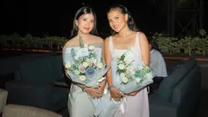 Dalam momen bahagia tersebut, Marsha Aruan dan Michelle tampil kompak dengan dress putih. Keduanya sangat elegan memakai gaun putih klasik sambil berpose memegang buket bunga. Tak lupa senyum menawan dipamerkan ke arah kamera. (Liputan6.com/IG/@aruanmarsha)