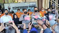 Kapolres Probolinggo Kota AKBP Wadi Sa'bani tunukan barang bukti kasus curanmor, dalam Konfrensi Pers di Mapolres Probolinggo Kota (Istimewa)