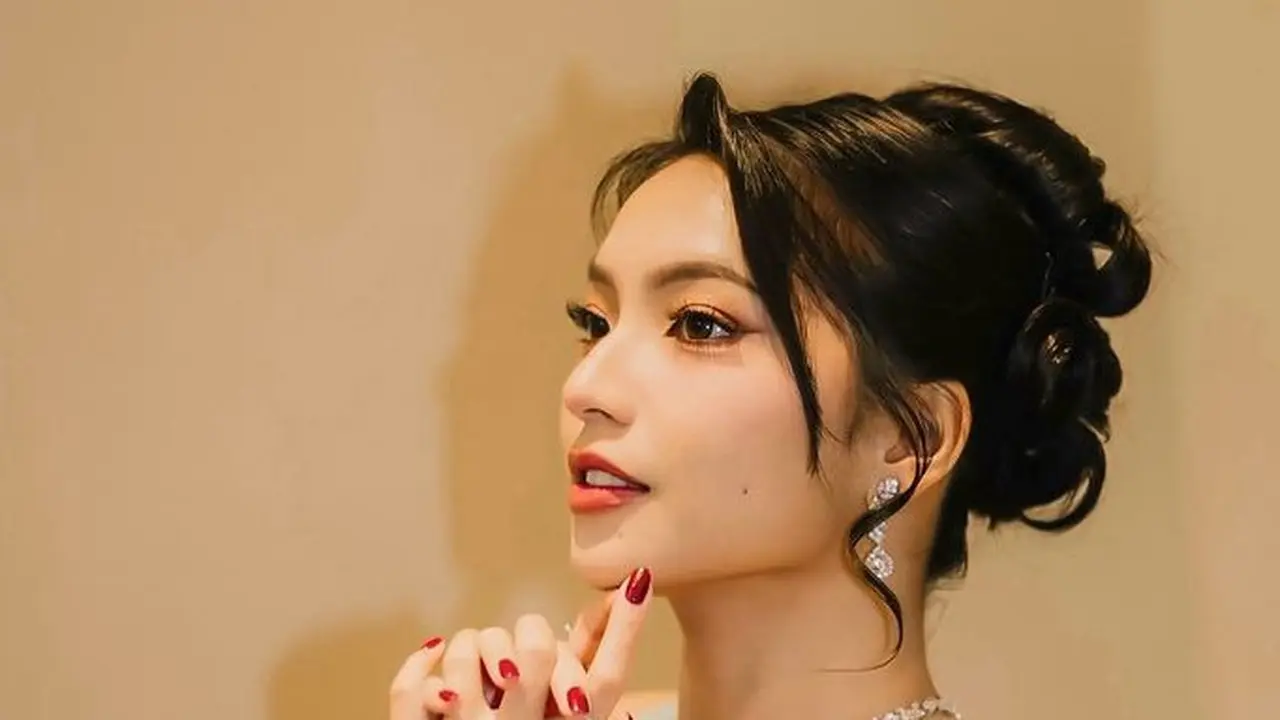 Pesona Gracia JKT48 Hadir di Gala Premier Hidup Ini Terlalu Banyak Kamu