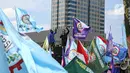 Massa buruh gabungan berorasi saat menggelar aksi di kawasan Patung Arjuna Wijaya, Jakarta, Kamis (25/11/2021). Dalam aksinya, ratusan buruh tersebut menuntut pembatalan Omnibus Law Undang-Undang Cipta Kerja dan kenaikan upah 2022. (Liputan6.com/Faizal Fanani)