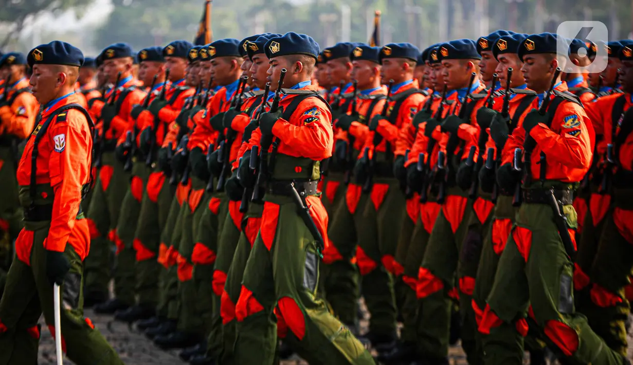 Setidaknya ada 4.630 prajurit TNI dan 130 alutsista dari tiga matra yang terlibat dalam Upacara Parade dan Defile HUT ke-78 TNI. (Liputan6.com/Faizal Fanani)