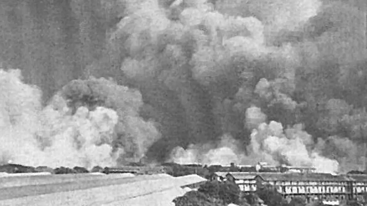 Awan asap di atas Bombay setelah ledakan pertama di atas kapal Fort Stikine.