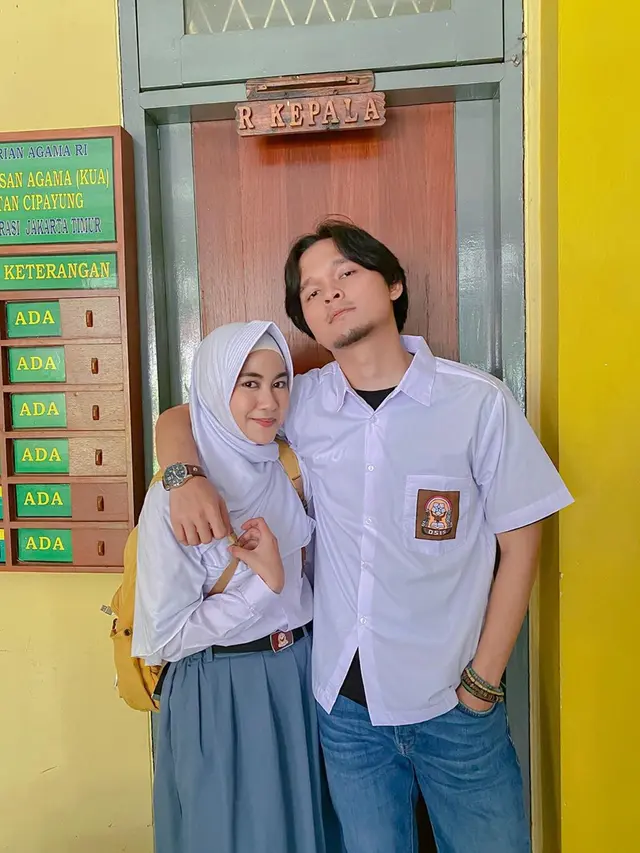 6 Potret Annisa Rahma Syuting Bareng Suami, Kompak Pakai Seragam SMA