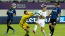 Kiper Inter Milan Samir Handanovic (kedua kiri) menepis bola serangan dari  Gelandang Real madrid Lucas Vazquez (kedua kanan) di Stadion Tianhe, Cina, Senin, (27/7/2015). Real Madrid menang telak dengan skor 3-0. (REUTERS/Tyrone Siu)