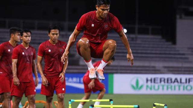Timnas Indonesia berlatih di Rizal Memorial Stadium, Manila.