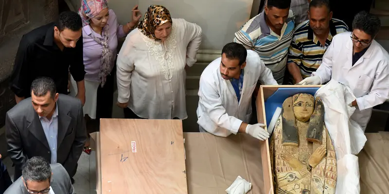 20160621- Mesir Pamer Sarkofagus Kuno yang Sempat Dicuri-AFP Photo
