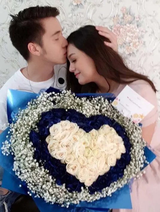 Sebagai suami, Stefan merasa bahwa permintaan selama Celine hamil belum ada yang aneh-aneh dan masih bisa untuk dipenuhi. Ia juga lebih menunjukan rasa perhatiannya terhadap sang istri. (Instagram/celine_evangelista)