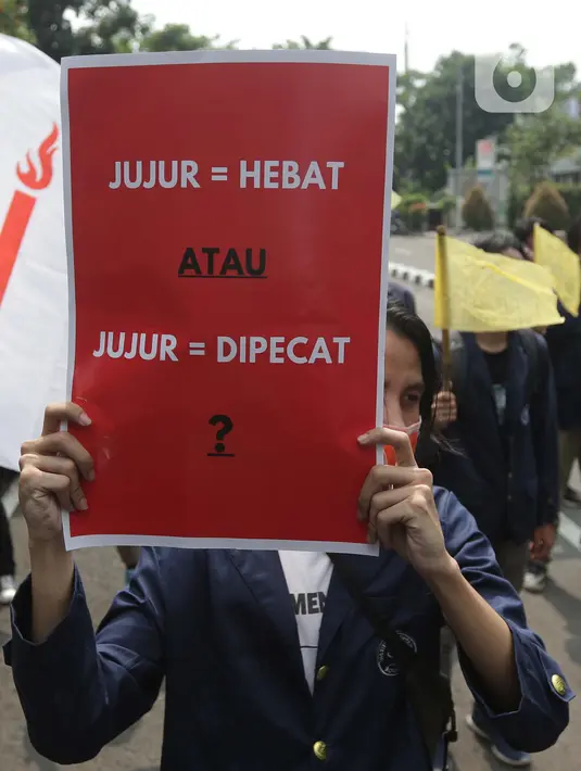 Mahasiswa yang tergabung dalam BEM Institut Pertanian Bogor saat melakukan aksi di jalan Kuningan Persada sekitar Gedung Merah Putih KPK, Jakarta, Rabu (2/6/2021). Mereka menolak Tes Wawasan Kebangsaan dan pelantikan pegawai KPK menjadi Aparatur Sipil Negara. (Liputan6.com/Helmi Fithriansyah)