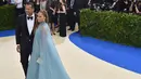 Hadir di Met Gala 2017, Jennifer Lopez tampil dengan gaun panjang yang menjuntai ke lantai berwarna biru langit. Sedangkan Alex Rodriguez, tampak elegan dengan setelan tuxedo berwarna hitamnya. (AFP/Bintang.com)