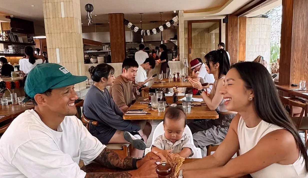 Jennifer menyebut sang suami akan dikontrak Persik Kediri selama enam sampai delapan bulan kedepan. Ssaat sang suami kembali bekerja, Jennifer dan Irfan kembali menjalin hubungan jarak jauh. [Instagram/jenniferbachdim]