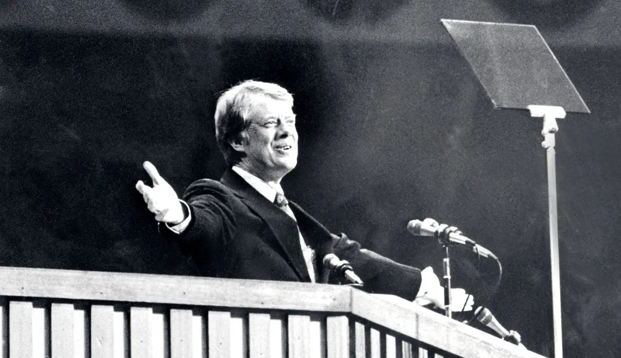 Kandidat presiden Amerika Serikat Jimmy Carter saat Konvensi Nasional Partai Demokrat di New York City, Juni 1976. Presiden AS ke-39 yang menjabat pada tahun 1977-1981 ini kalah dari Ronald Reagan karena faktor stagflasi dan gagalnya penyelamatan sandera AS di Iran. (Photo by STR/LEHTIKUVA/AFP)