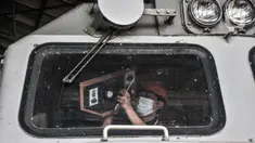 Teknisi saat melakukan perawatan rutin mesin lokomotif kereta jarak jauh di Depo KA Cipinang, Jakarta Timur, Selasa (6/9/2022). Perawatan rutin tersebut meliputi pemeriksaan komponen lokomotif dan memastikannya berfungsi dengan baik, kemudian seluruh bagian seperti sistem angin, diesel, elektrik dan mekanik harus dicek dan diperbaiki secara berkala. (merdeka.com/Iqbal S Nugroho)