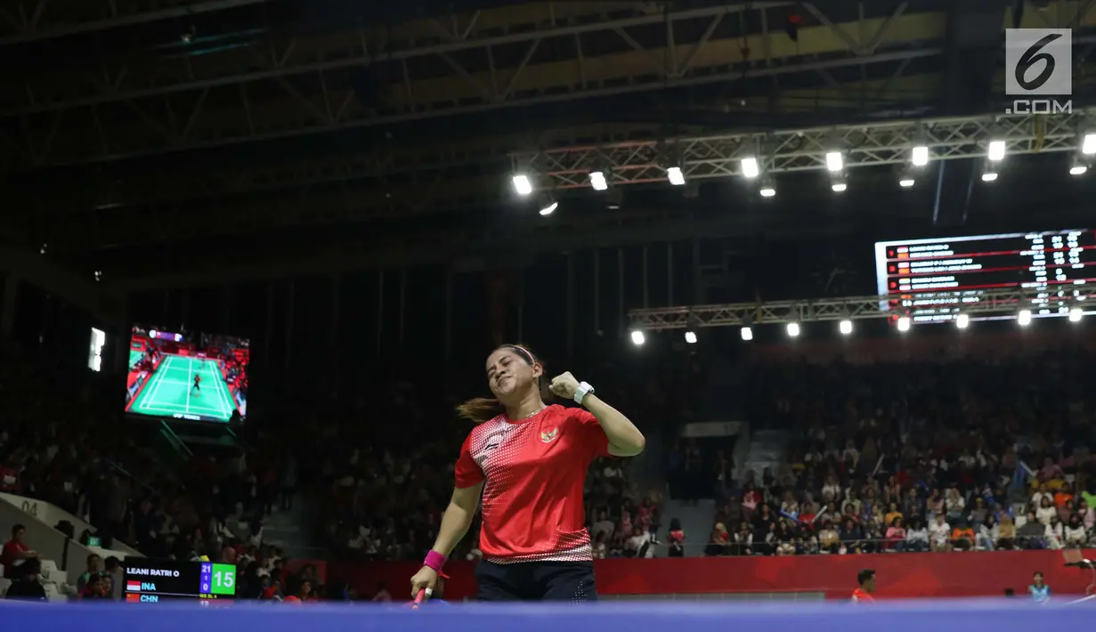 Atlet para bulutangkis tunggal putri Indonesia, Oktila Laeni Ratri saat final tunggal putri SL 4 Asian Para Games 2018 melawan Cheng Hefang (China) di Istora GBK Jakarta, Jumat (12/10). Oktila kalah 1-2. (Liputan6.com/Helmi Fithriansyah)