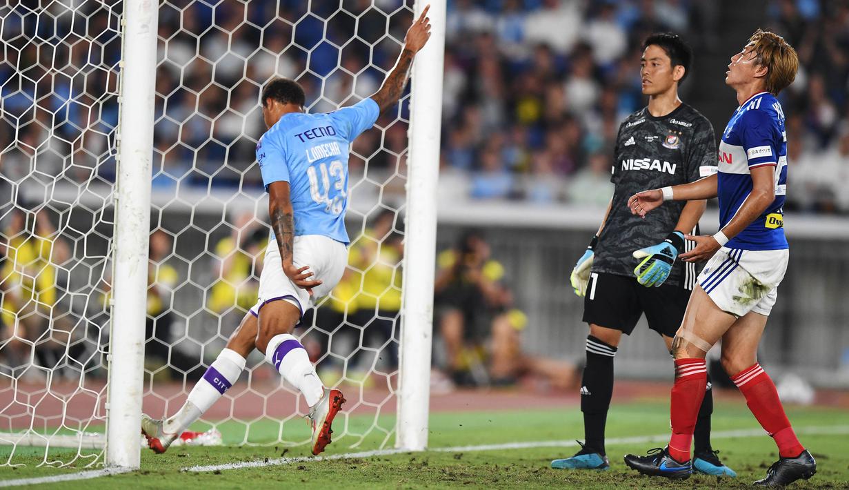 Striker Manchester City, Lukas Nmecha, merayakan gol yang dicetaknya ke gawang Yokohama Marinos pada laga pramusim di Stadion Yokohama, Jepang, Sabtu (27/7). Yokohama kalah 1-3 dari City. (AFP/Charly Triballeau)
