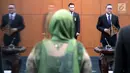 Ketua MPR Zulkifli Hasan membacakan sumpah jabatan saat melantik empat anggota MPR Pengganti Antar Waktu (PAW) di Kompleks Parlemen, Jakarta, Kamis (14/3). Zulkifli mengajak anggota MPR PAW mengawal demokrasi konstitusional. (Liputan6.com/JohanTallo)