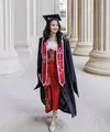 Jadi lulusan Amerika tak membuat Sabrina lupa akan tanah air. Buktinya, saat wisuda ia mengenakan busana dari desainer Indonesia, Wiranti Kurnia. Credit: (@sabrinaanggraini)