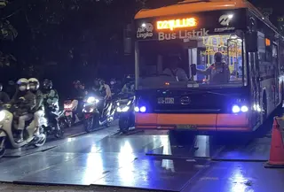 Badan jalan yang ambles di Lenteng Agung tampak ditutup plat besi. (Liputan6.com/Ady Anugrahadi)