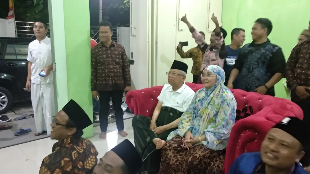 Ma'ruf menyempatkan menonton laga final di sebuah rumah yang menjadi tempat bermalam