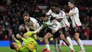 Fulham mengandaskan Manchester United lewat babak adu penalti dengan skor 4-3. Penjaga gawang Fulham, Bernd Leno berhasil membendung sepakan pemain Manchester United, Victor Lindeloef dan Joshua Zirkzee. Fulham pun melaju ke perempat final Piala FA 2024-2025. (Darren Staples/AFP)
