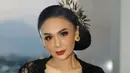 Yuni Shara tampil anggun dan memesona dengan kebaya kutu baru warna hitam dengan lengan transparan. Ia juga memakai rok jarik dan mengikat perutnya dengan kain merah. Penyanyi yang sudah  berusia setengah abad ini sukses menyita perhatian publik dengan pesonanya. (Liputan6.com/IG/@yunishara36)