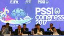 Ketua Umum PSSI, Edy Rahmayadi (ketiga kiri) menyampaikan pandangan saat Kongres PSSI 2017 di Bandung, Minggu (8/1). Salah satu yang dibahas adalah pencabutan hukuman kepada klub atau individu anggota PSSI. (Liputan6.com/Helmi Fithriansyah)