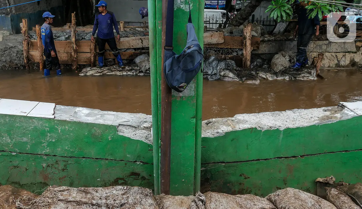 Sejumlah pekerja mengerjakan perbaikan turap Kali Baru, Jakarta, Selasa (16/11/2021). Perbaikan turap sebagai antisipasi meluapnya aliran air yang menyebabkan banjir di kawasan tersebut. (Liputan6.com/Johan Tallo)