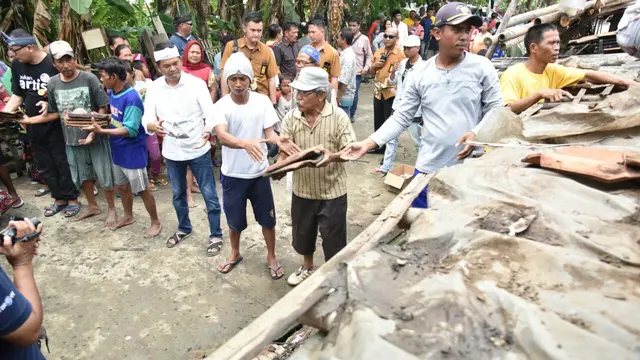 Dedi Mulyadi Robohkan Rumah Warga