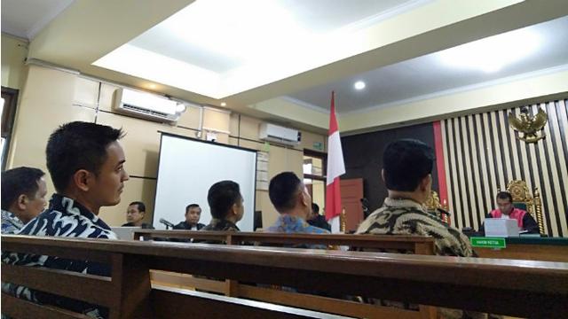 Dari Balik Meja Hijau, Zumi Zola Ucapkan Ulang Tahun Istri