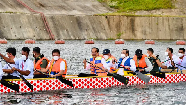 Presiden Jokowi bersama sejumlah menteri menaiki perahu dayung usai meresmikan Bendungan Ladongi  Kabupaten Kolaka Timur, Provinsi Sulawesi Tenggara. (Setpres)