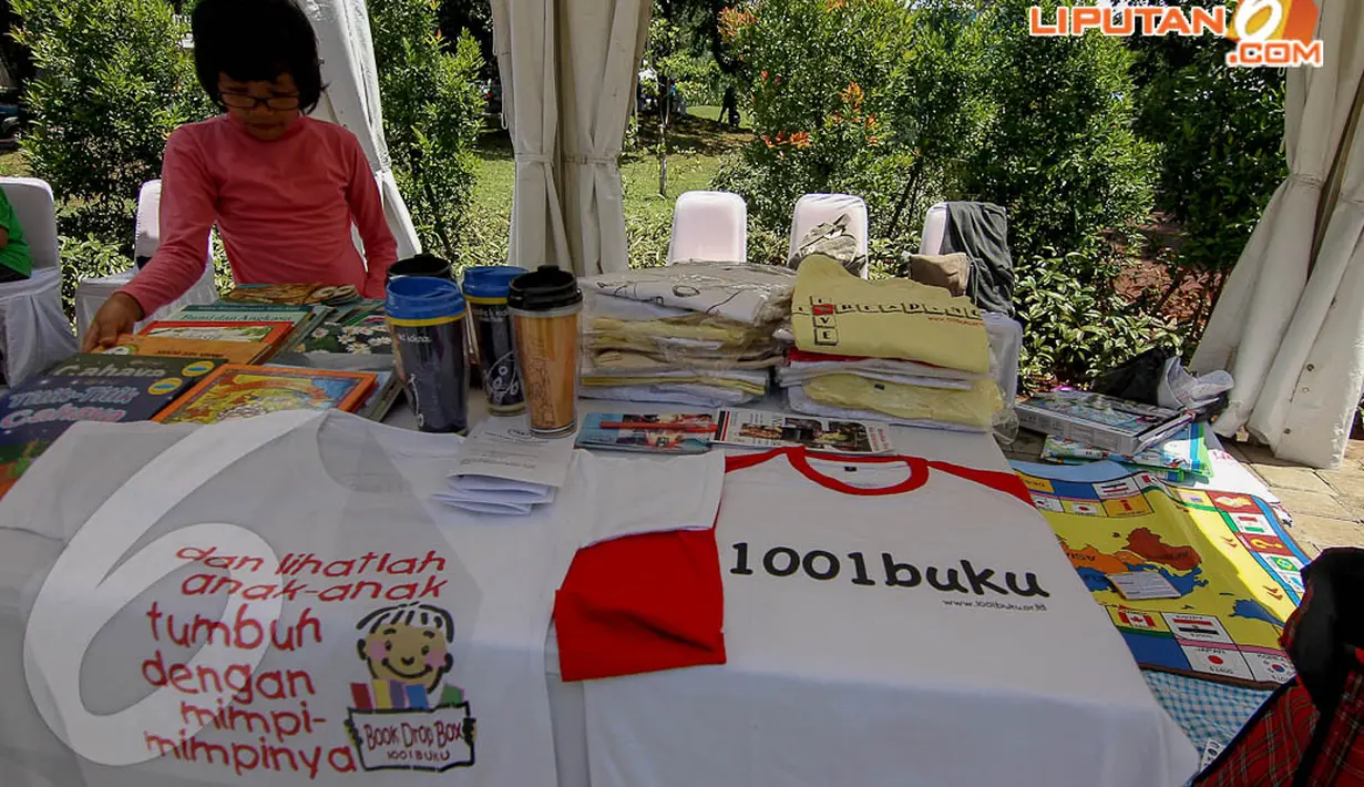Stand 1001buku pun hadir di Acara Peringatan Hari Bumi Greenesia, di Taman Mataram, Jakarta, Minggu (20/4/2014). (Liputan6.com/Faizal Fanani)
