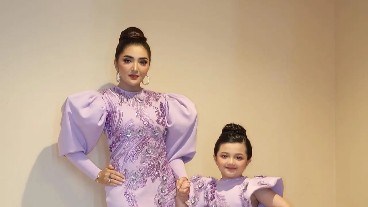 6 Gaya Ashanty dan Arsy saat Pakai Baju Kembar, Kompak Banget