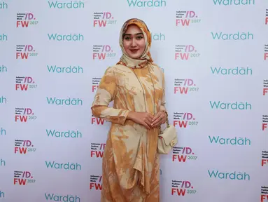 Dengan baju bernuansa coklat muda dan kerudung motif corak yang diikatkan ke belakang. Gaya hijab pendiri busana Dian Pelangi Fashion ini tetap simpel dan tetap terlihat anggun. (Kapanlagi/Muhammad Akrom Sukarya)